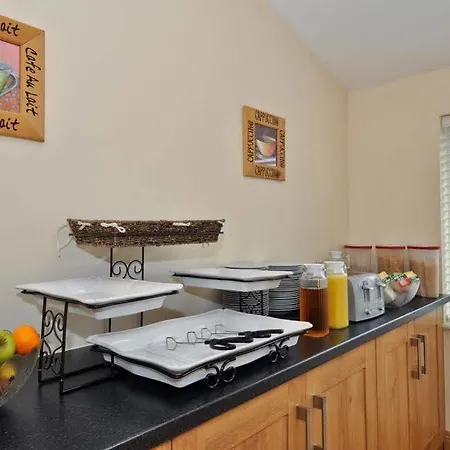 Amber Lodge Budget Accommodation 3*